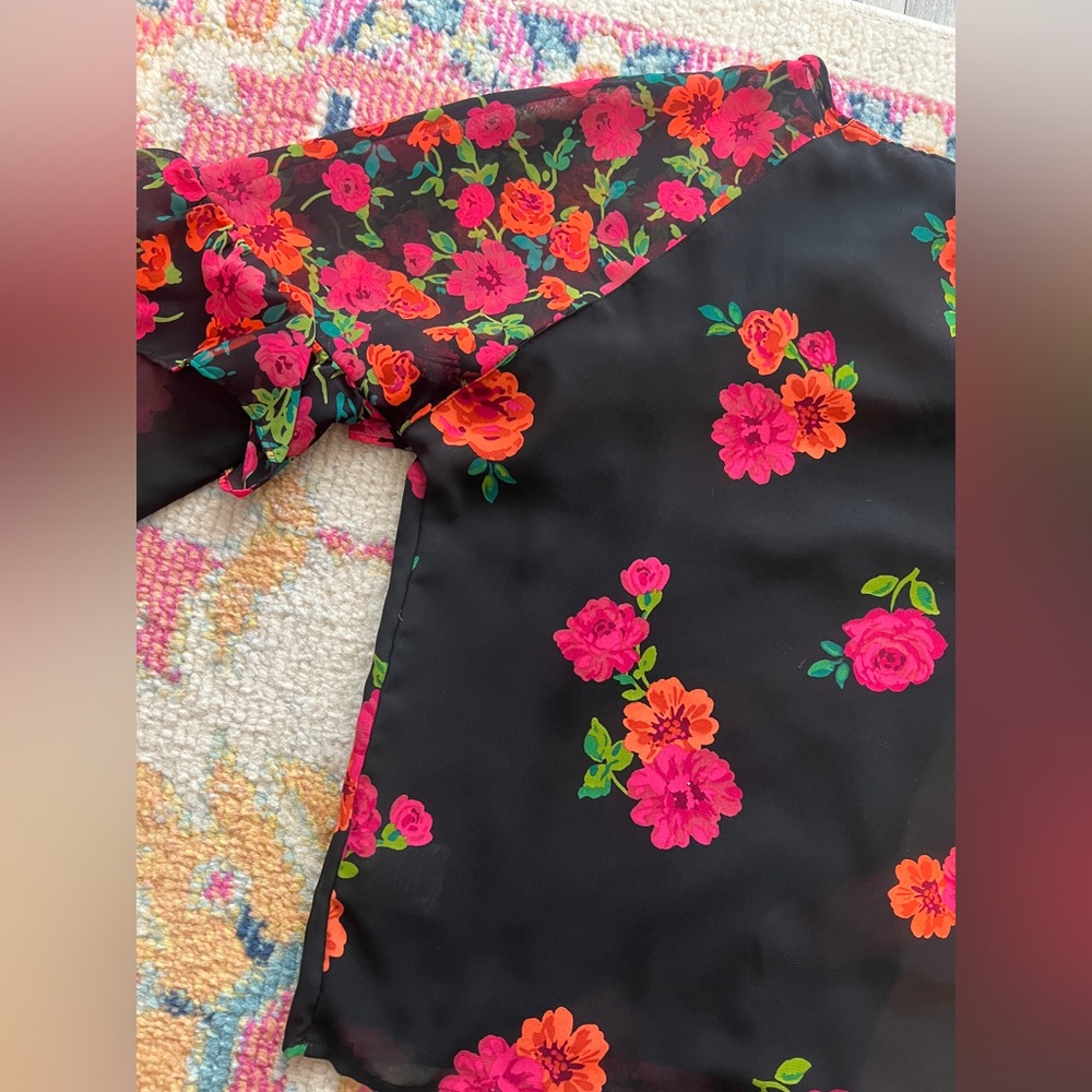 Express Floral Keyhole Ruffle Top Black Red Small - Picture 5 of 5